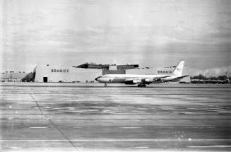 Image of Air Force One landing at Love Field Airport