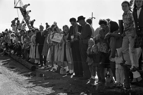 Image of the crowd gathered at Love Field to welcome President Kennedy to Dallas