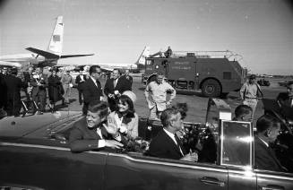 Image of the presidential party in the limousine at Love Field