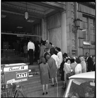 Image of the crowd lined up on the courthouse steps to see the Jack Ruby trial
