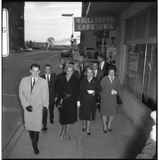 Image of Ruby trial jurors going to dinner escorted by bailiffs