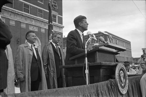 Image of President Kennedy speaking in the parking lot of the Hotel Texas