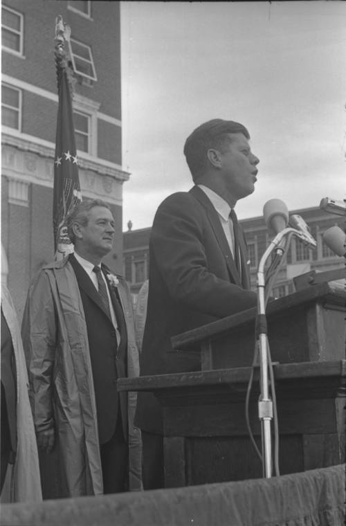 Image of President Kennedy speaking in the parking lot of the Hotel Texas