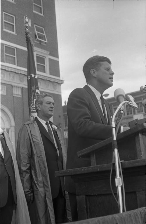 Image of President Kennedy speaking in the parking lot of the Hotel Texas