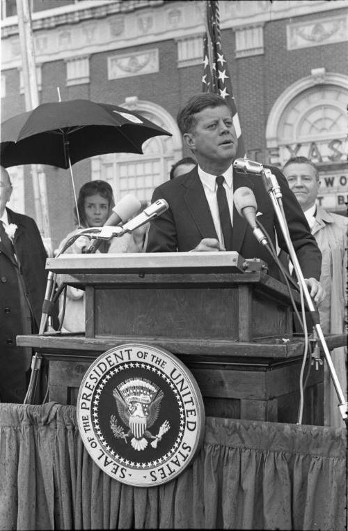 Image of President Kennedy speaking in the parking lot of the Hotel Texas