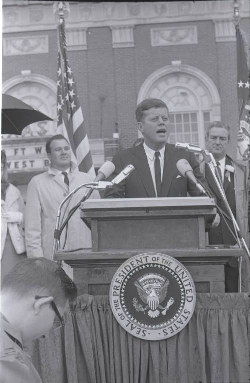 Image of President Kennedy speaking in the parking lot of the Hotel Texas