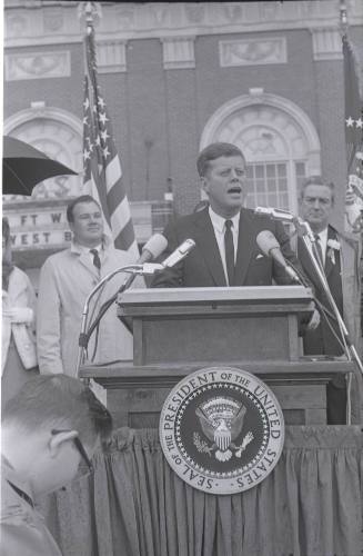 Image of President Kennedy speaking in the parking lot of the Hotel Texas