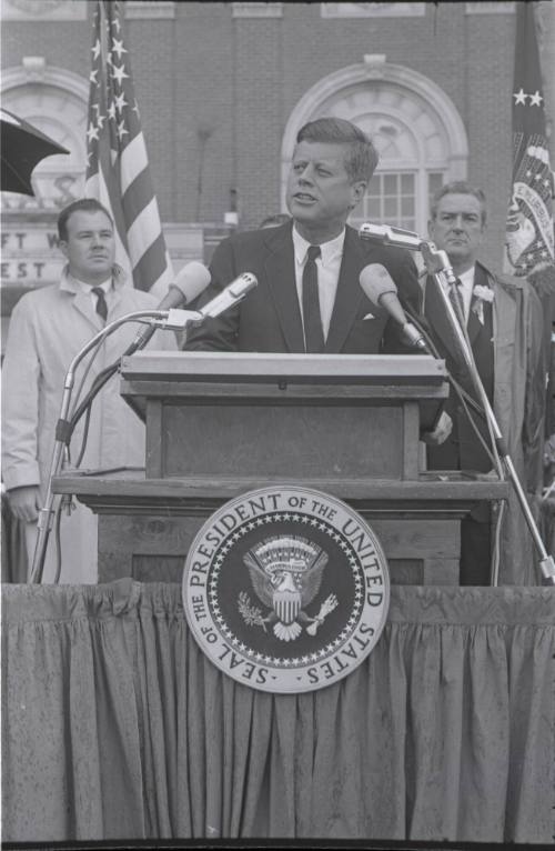 Image of President Kennedy speaking in the parking lot of the Hotel Texas