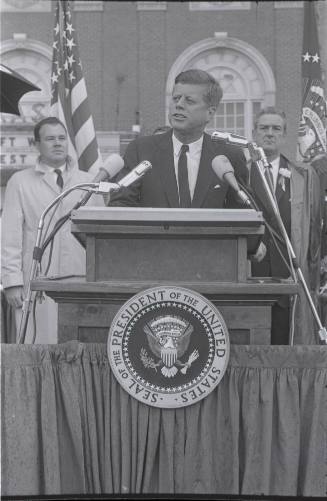 Image of President Kennedy speaking in the parking lot of the Hotel Texas
