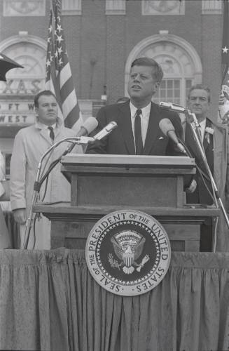 Image of President Kennedy speaking in the parking lot of the Hotel Texas