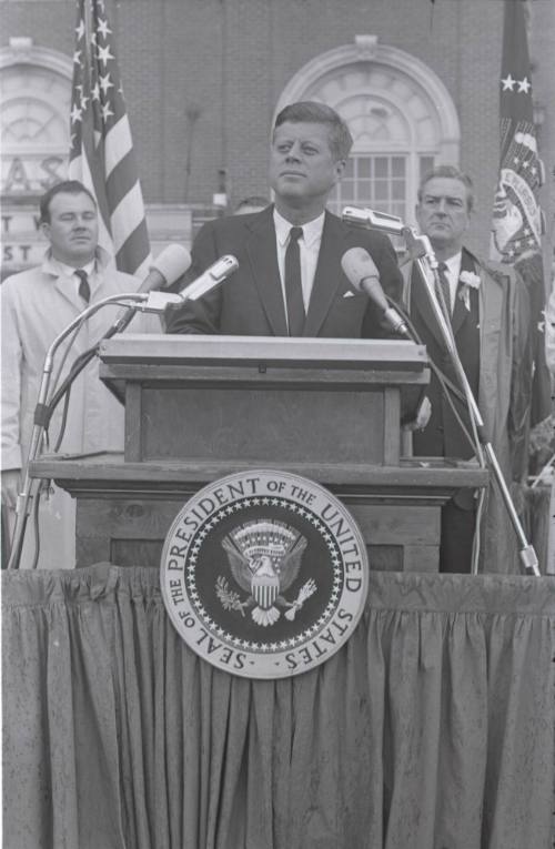 Image of President Kennedy speaking in the parking lot of the Hotel Texas