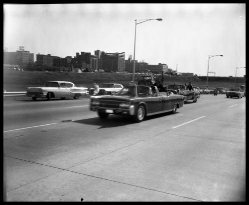 Image of presidential limousine on Stemmons Freeway going to Parkland