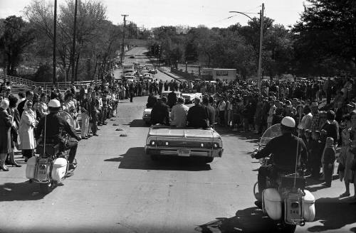 Image of presidential motorcade turning from Lemmon Ave to Turtle Creek Blvd
