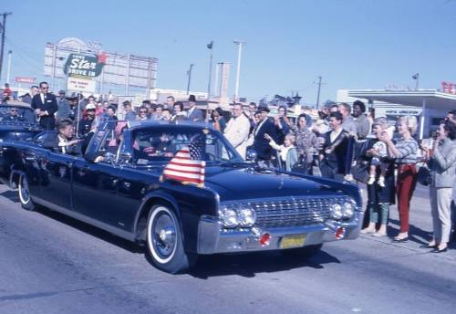 Image of the Kennedy motorcade on Lemmon Avenue