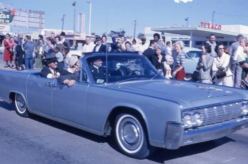 Image of the vice president's car in the motorcade on Lemmon Avenue