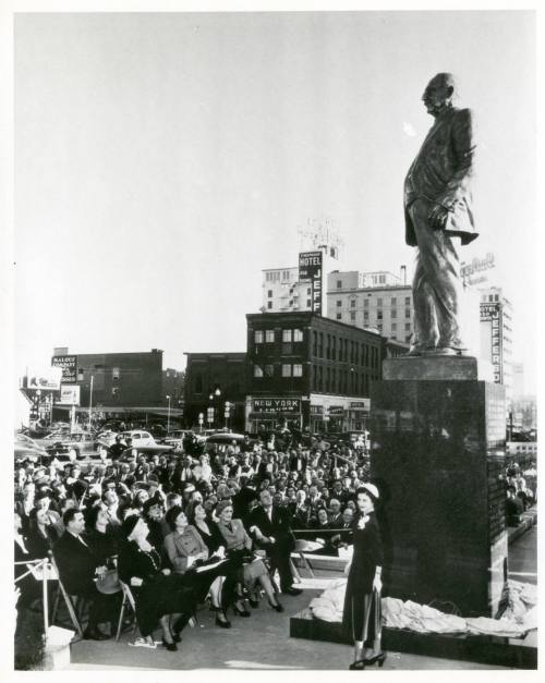 Photograph of George Bannerman Dealey statue in Dealey Plaza